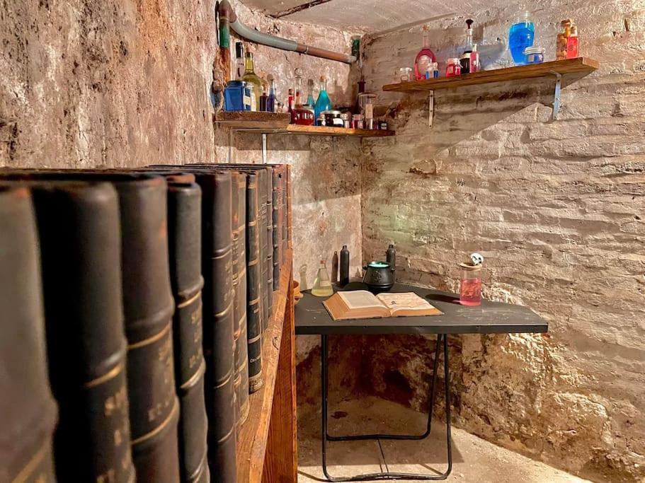 Repaire Du Sorcier, Escape Game, Nuit Atypique Apartment